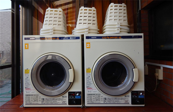 洗濯機の他に乾燥機もあります。（有料）どちらもパワフルです。