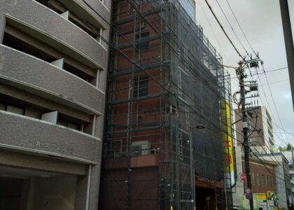 外壁修繕の為、建物の一部に足場を組んでおります。